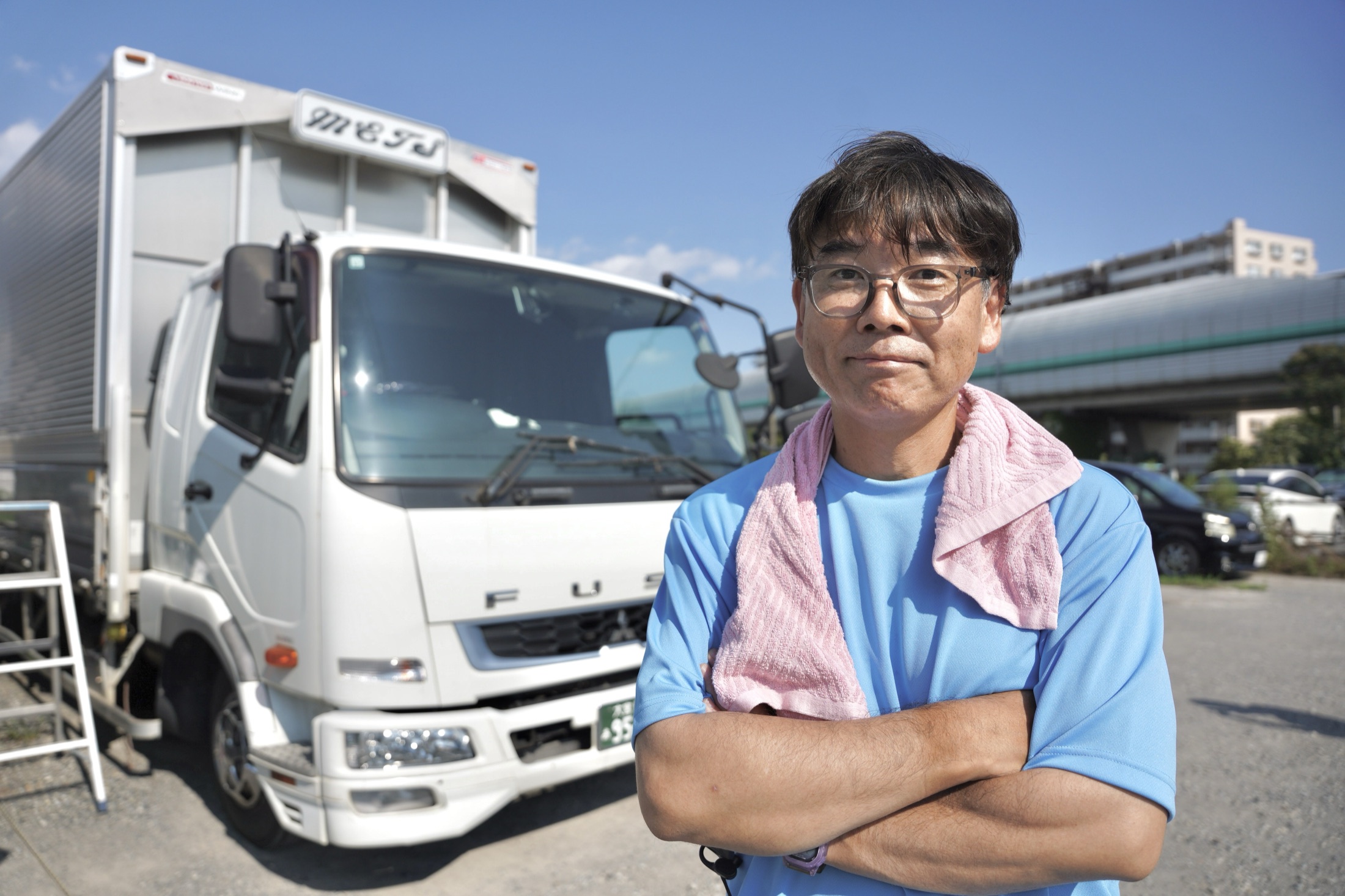 METSのトラックの前に立つドライバー