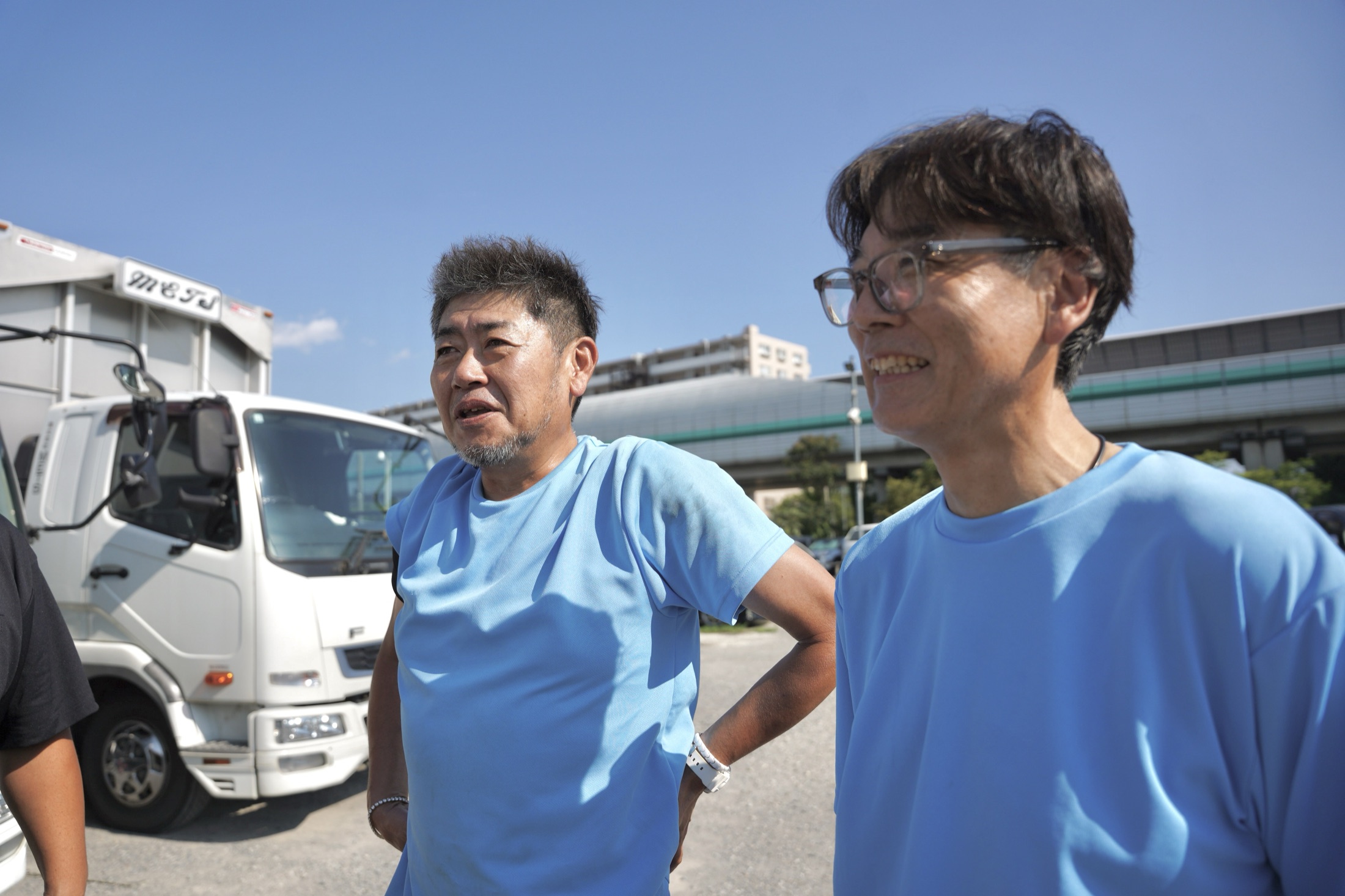 現場で話すMETSのスタッフ